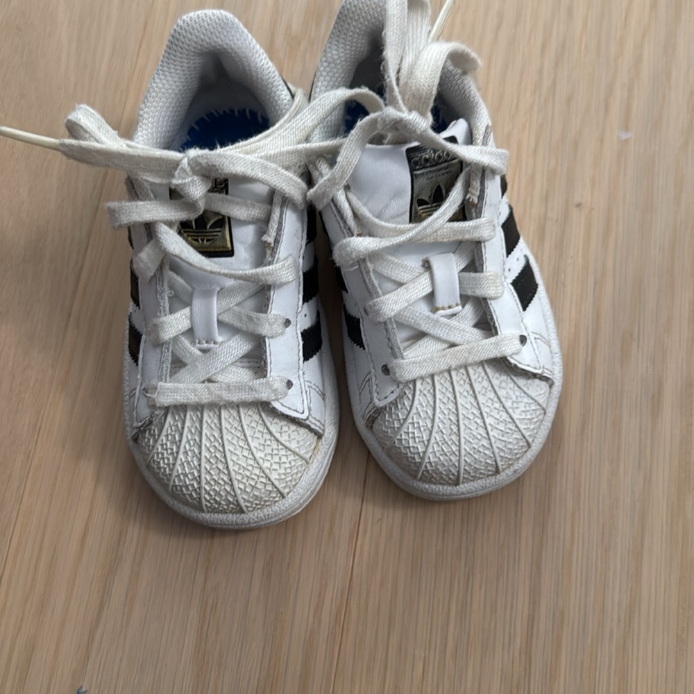 Adidas Superstar Toddler 6 *missing insoles*